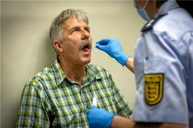 Zeuge Matthias Nothstein unterstützt die Ermittlungen und lässt sich im Polizeirevier Backnang eine DNA-Probe entnehmen. Foto: Alexander Becher