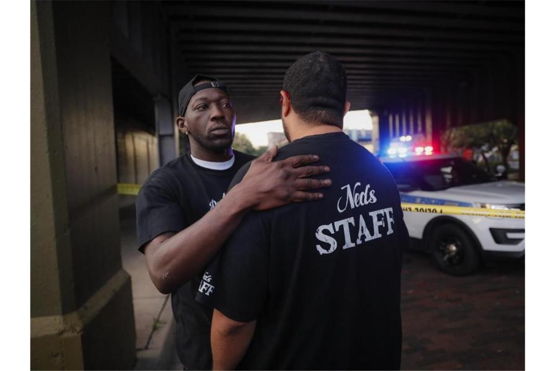 Ermittler stufen Blutbad von El Paso als Inlands-Terror ein Zeugen des Blutbads in Dayton trösten einander. Foto: John Minchillo/AP
