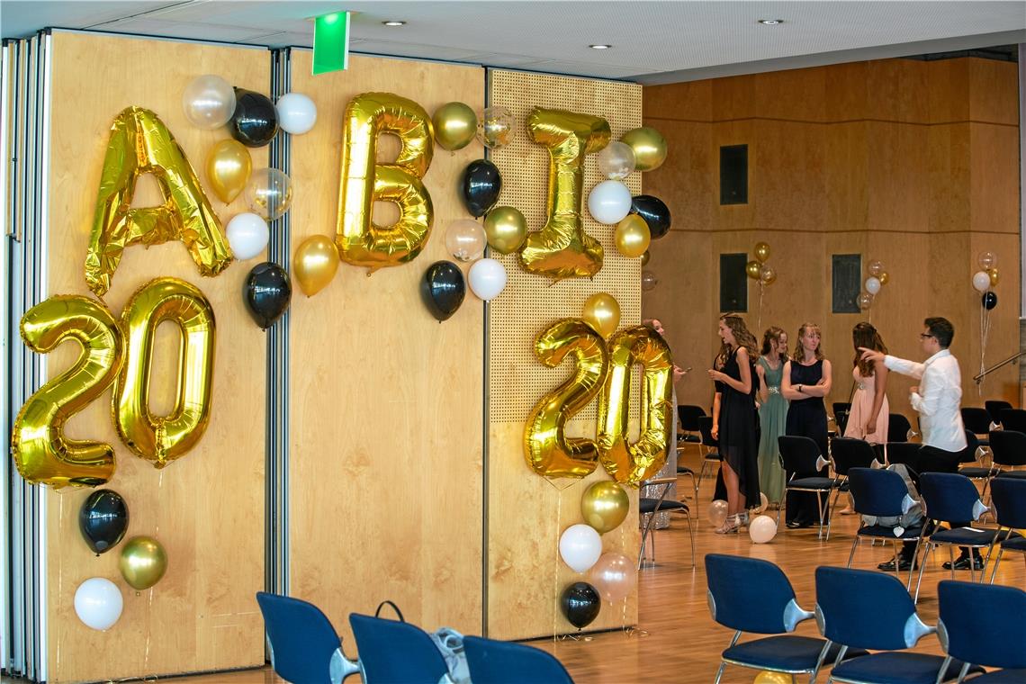 Abschlussfeiern mit Abstand Zeugnisübergabe am Heinrich-von-Zügel-Gymnasium in Murrhardt. Die Abiturienten haben sich trotz des ausgefallenen Abiballs schick gemacht und haben auch bei der Deko auf Abstand geachtet. Foto: A. Becher