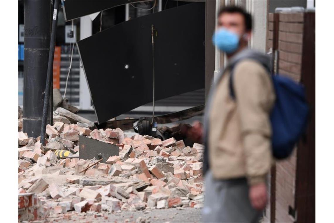 Ziegel liegen auf dem Boden, nachdem Betty's Burgers in der Chappel Street in Windsor durch ein Erdbeben beschädigt wurde. In Victoria wurde ein Erdbeben gemeldet, dessen Erschütterungen in ganz Melbourne und bis nach Canberra und Sydney zu spüren waren. Foto: James Ross/AAP/dpa