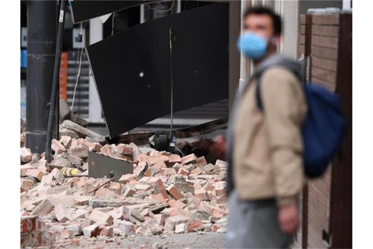 Ziegel liegen auf dem Boden, nachdem Betty's Burgers in der Chappel Street in Windsor durch ein Erdbeben beschädigt wurde. In Victoria wurde ein Erdbeben gemeldet, dessen Erschütterungen in ganz Melbourne und bis nach Canberra und Sydney zu spüren waren. Foto: James Ross/AAP/dpa