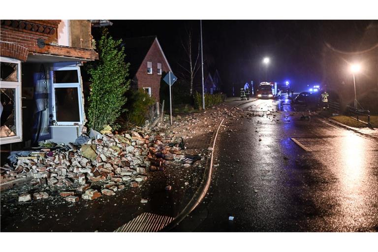 Ziegelsteine einer Hausfassade liegen auf der Straße.