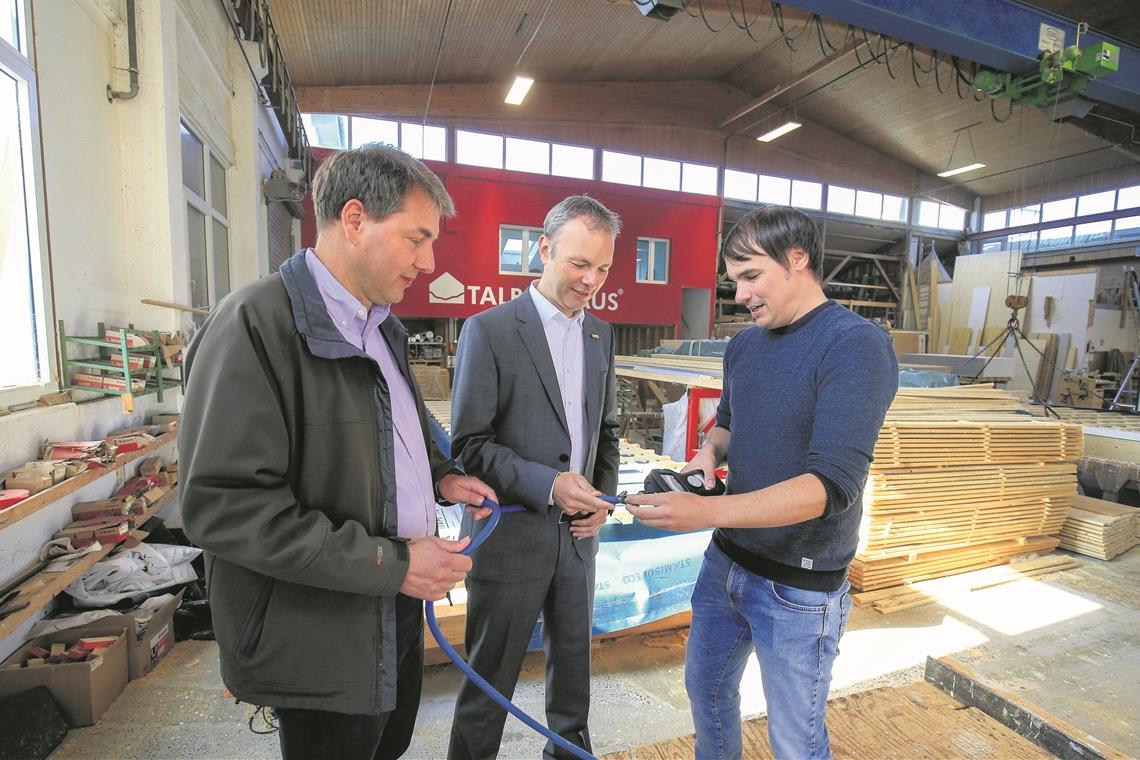 Ziehen an einem Strang (von links): Talbau-Produktionsleiter Stefan Strifler, Geschäftsführer Sven Feil und Energieberater Michael Schaaf von der Energieagentur Rems-Murr. Fotos: A. Becher