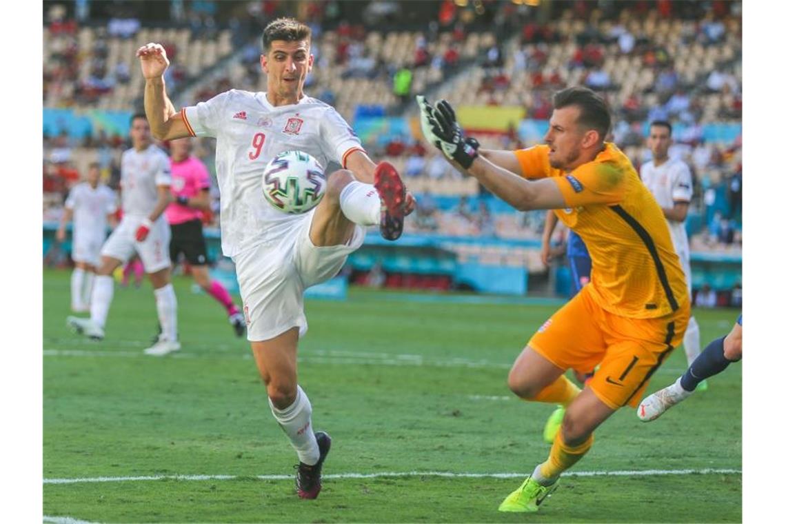 Furiose Spanier stürmen ins Achtelfinale - Aus für Slowakei Zieht mit Spanien in das Achtelfinale ein: Gerard Moreno (l). Foto: Cezaro De Luca/dpa