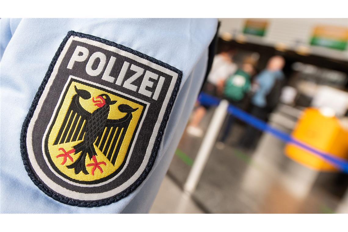 Ziel der Dokumentenprüfung ist es, eine unerlaubte Einreise in die Staaten der Europäischen Union zu verhindern. (Symbolbild)