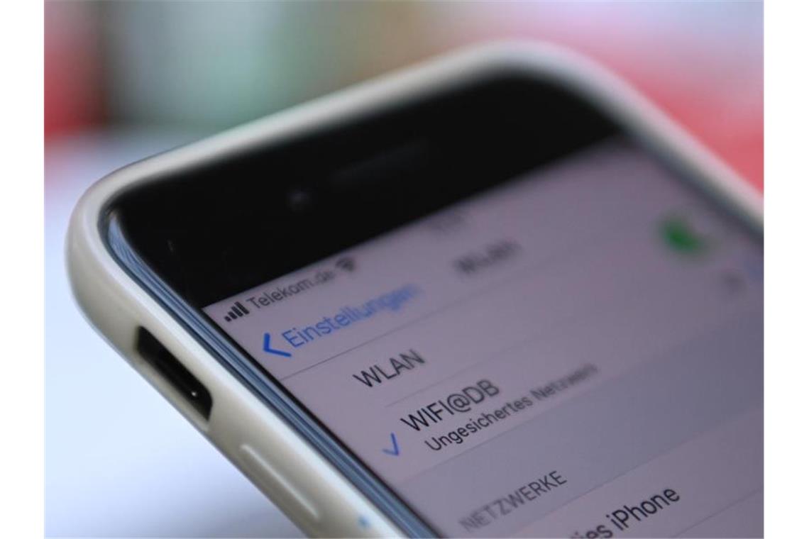 Deutsche Bahn baut WLAN-Angebot aus Ziel des Konzerns ist eine einheitliche WLAN-Infrastruktur, so dass sich Kunden im Fernverkehr bei ihrer Ankunft am Bahnhof nicht extra in ein neues Netz einwählen müssen. Foto: Britta Pedersen/dpa-Zentralbild/dpa