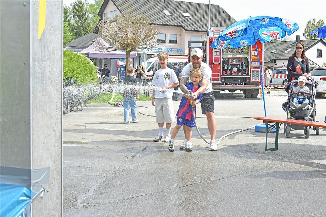 Zielen am Stand der Feuerwehr. Fleckaschau am 26. April 2026 in Unterweissach. S...