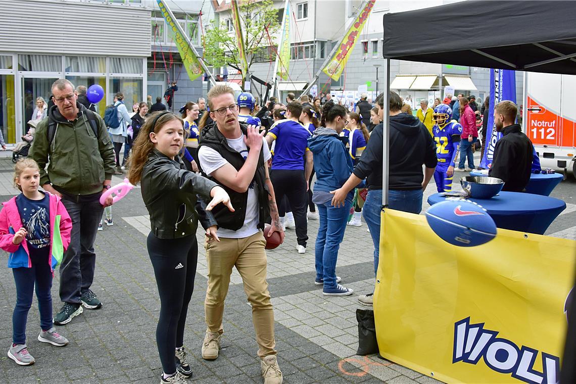 Zielwerfen beim American Football. Tulpenfrühling in Backnang 2026. SK
