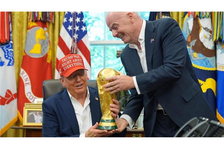 Ziemlich beste Freunde: der Fifa-Chef Gianni Infantino (rechts) überreicht dem US-Präsidenten Donald Trump den Weltmeister-Pokal und gibt ihm das Gefühl, ein großer Sieger zu sein.