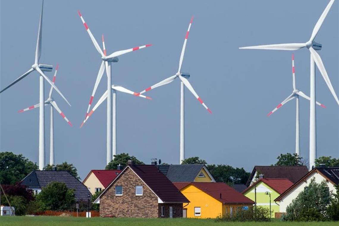 Ziemlich nah beieinander: Windräder und Einfamilienhäuser nahe Nauen in Brandenburg. Foto: Patrick Pleul/dpa-Zentralbild/dpa