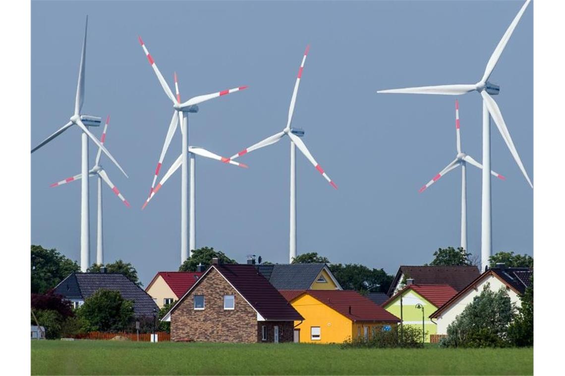 Wind-Abstandsvorgaben sorgen für Zoff in der Koalition Ziemlich nah beieinander: Windräder und Einfamilienhäuser nahe Nauen in Brandenburg. Foto: Patrick Pleul/dpa-Zentralbild/dpa