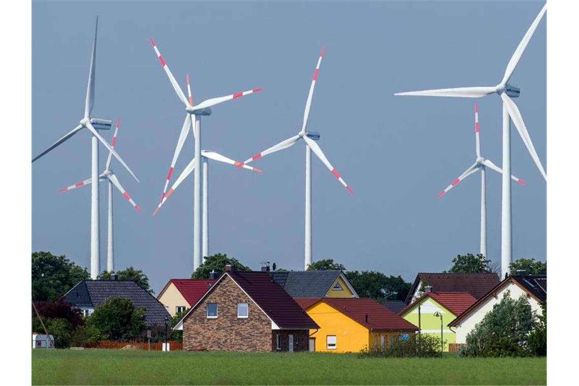 Ziemlich nah beieinander: Windräder und Einfamilienhäuser nahe Nauen in Brandenburg. Foto: Patrick Pleul/dpa-Zentralbild/dpa