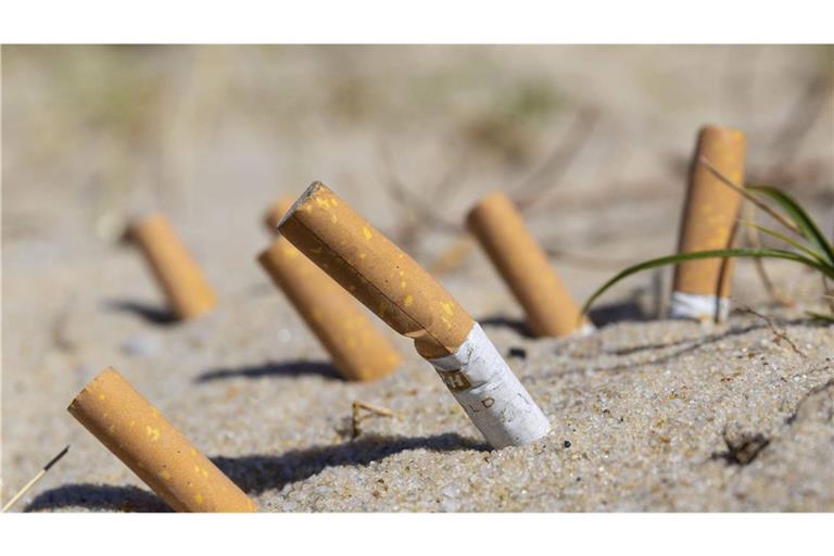 Zigarettenkippen am Strand sind kein schöner Anblick.