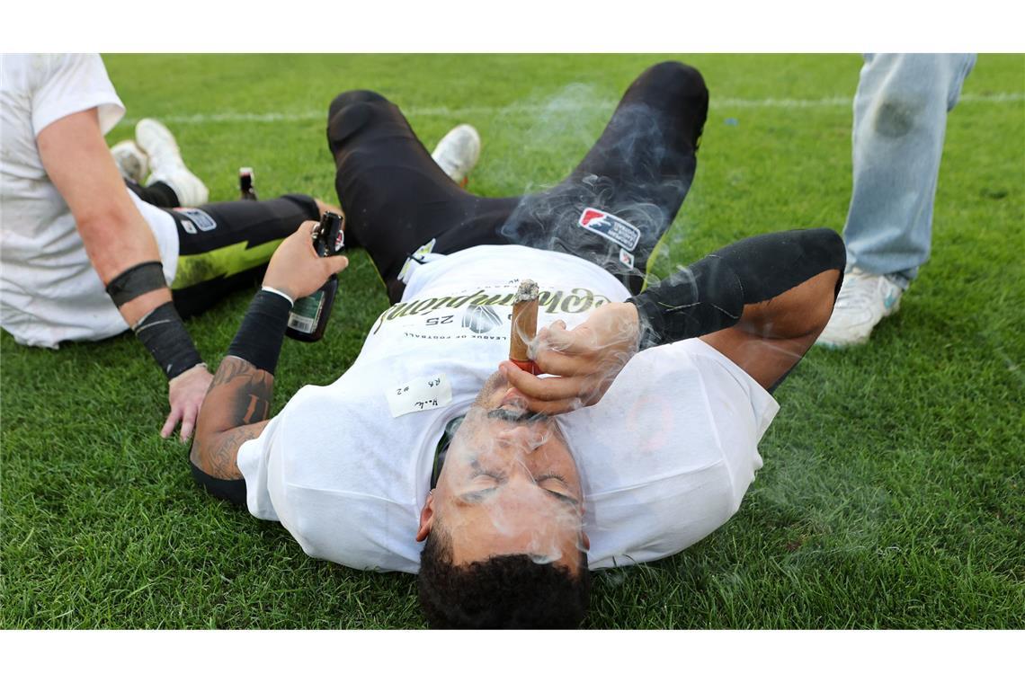 Skibrille, Zigarre und Bier – die besten Bilder der jubelnden Surge-Spieler Zigarre für die Champions: Die Spieler von Stuttgart Surge feierten am Sonntag ausgelassen den ELF-Titel.