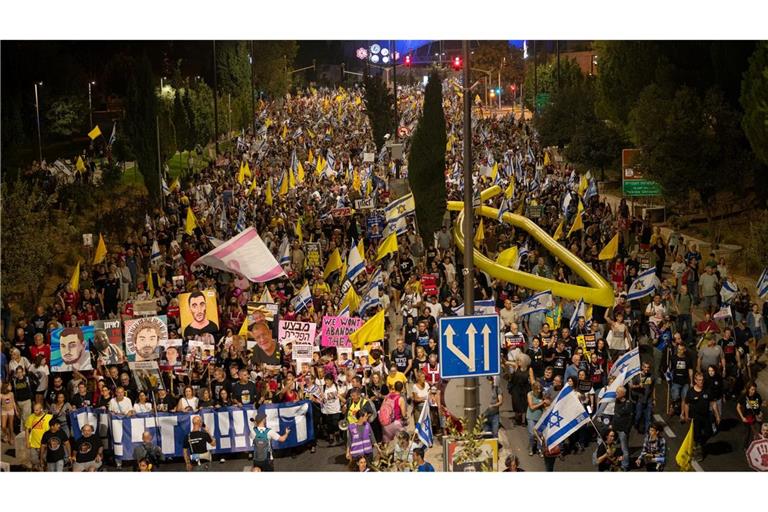 Zigtausende Demonstranten in Jerusalem forderten ein Abkommen zur Beendigung des Krieges.