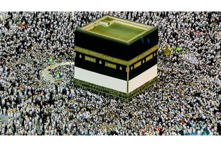 Zigtausende Pilger umrunden bei der Hadsch das Heiligtum Kaaba in Mekka