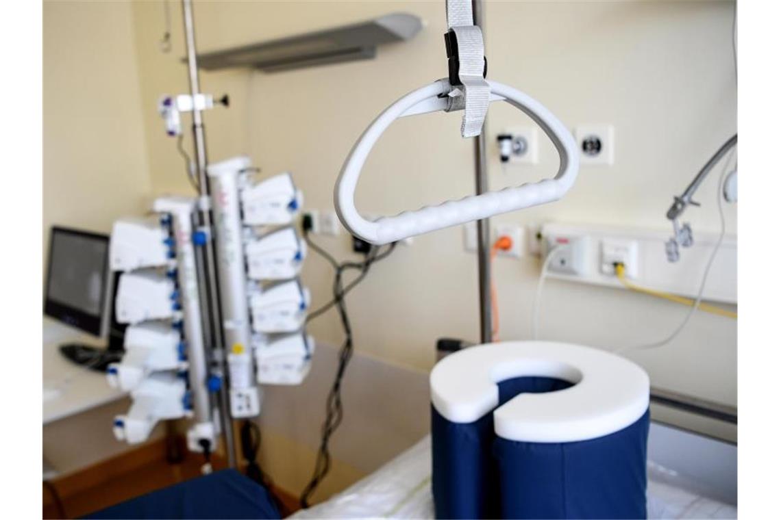 Ärzte für Krisen-Puffer bei Kliniken-Kapazitäten Zimmer auf einer Intensivstation für COVID-19-Patienten. Foto: Britta Pedersen/dpa-Zentralbild/dpa