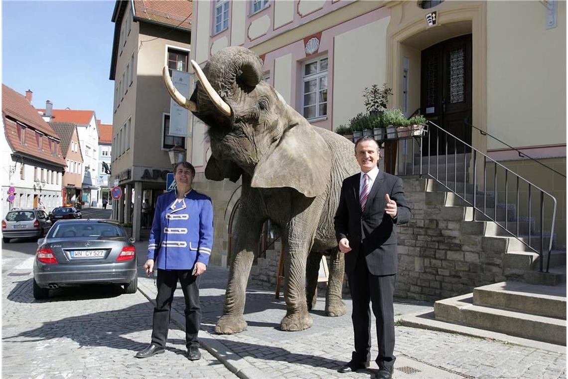 Zirkus in der Stadt. Und Nopper mit Dickhäuter vor der Vogtei.