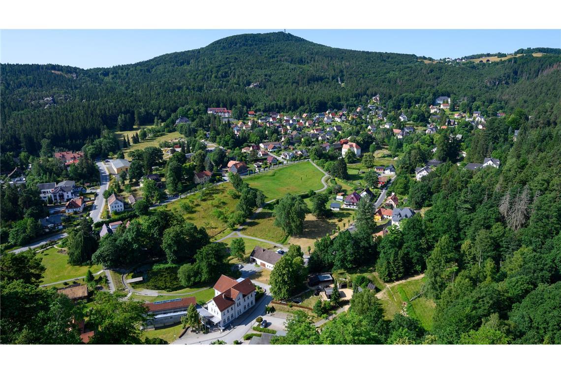 Cottbus unter Reisetipps für 2026 im "Marco Polo"-Trendbuch Zittauer Gebirge: Blick von der Festung und dem Kloster Oybin auf den gleichnamigen Kurort an der Grenze zu Tschechien und Polen, im Hintergrund ist der Hochwald zu sehen. (Archivbild)