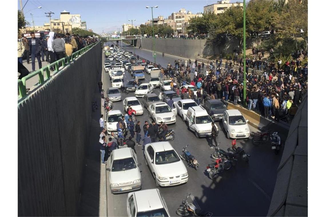 Amnesty: Mehr als 100 Tote nach Protesten im Iran Zivilcourage gegen die Regierung: Autos blockieren eine Straße in der Innenstadt von Isfahan. Foto: -/AP/dpa