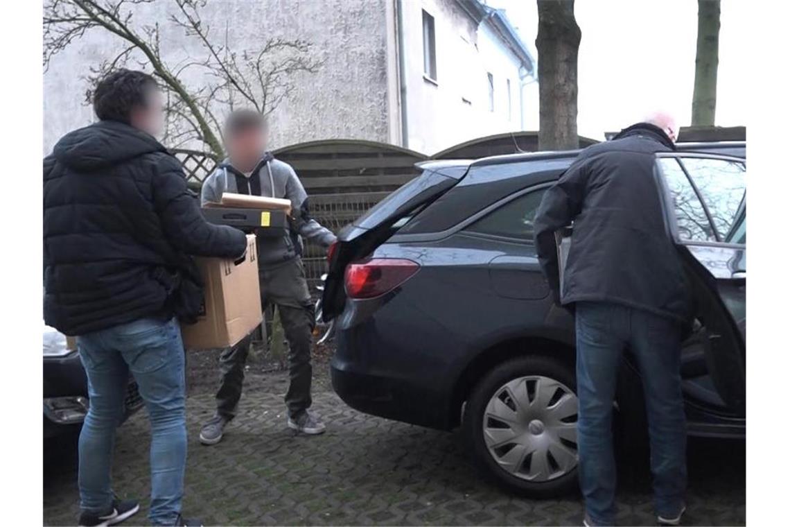 Zivilermittler stellen nach der Durchsuchung in Castrop-Rauxel Beweismittel sicher. Foto: René Werner/dpa