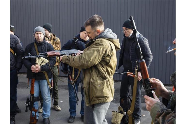 Zivilisten der territorialen Verteidigungseinheit in Kiew rüsten ihre Waffen. Foto: Mikhail Palinchak/AP/dpa