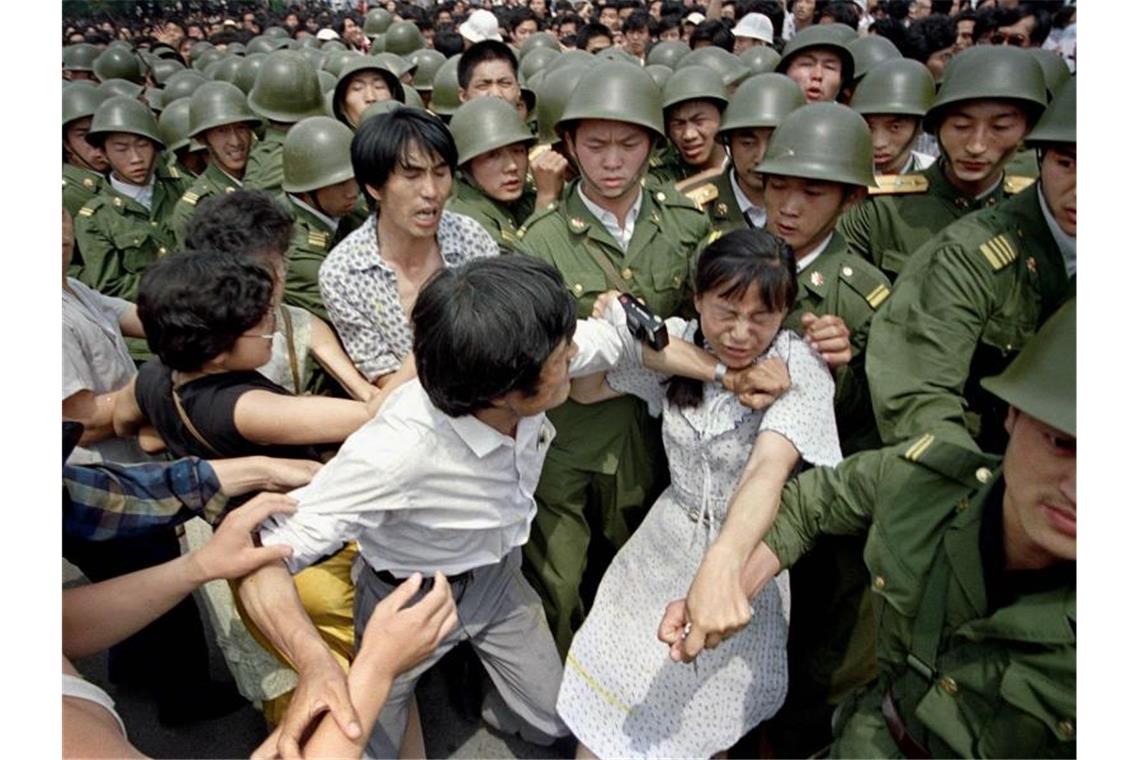 30. Jahrestag des Massakers: China verteidigt Militäreinsatz Zivilisten treffen am 3. Juni 1989 auf Soldaten am Tiananmen. Foto: Jeff Widener/AP