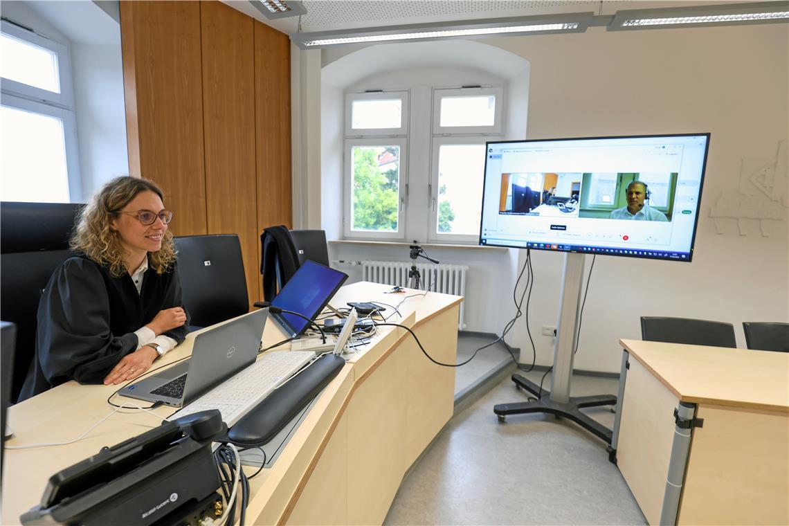 Verhandlung am Amtsgericht Backnang per Mausklick Zivilrichterin Julia Schubert nutzt aktuell einen mobilen Bildschirm, um die Verhandlungen im Amtsgericht zu führen. Foto: Alexander Becher