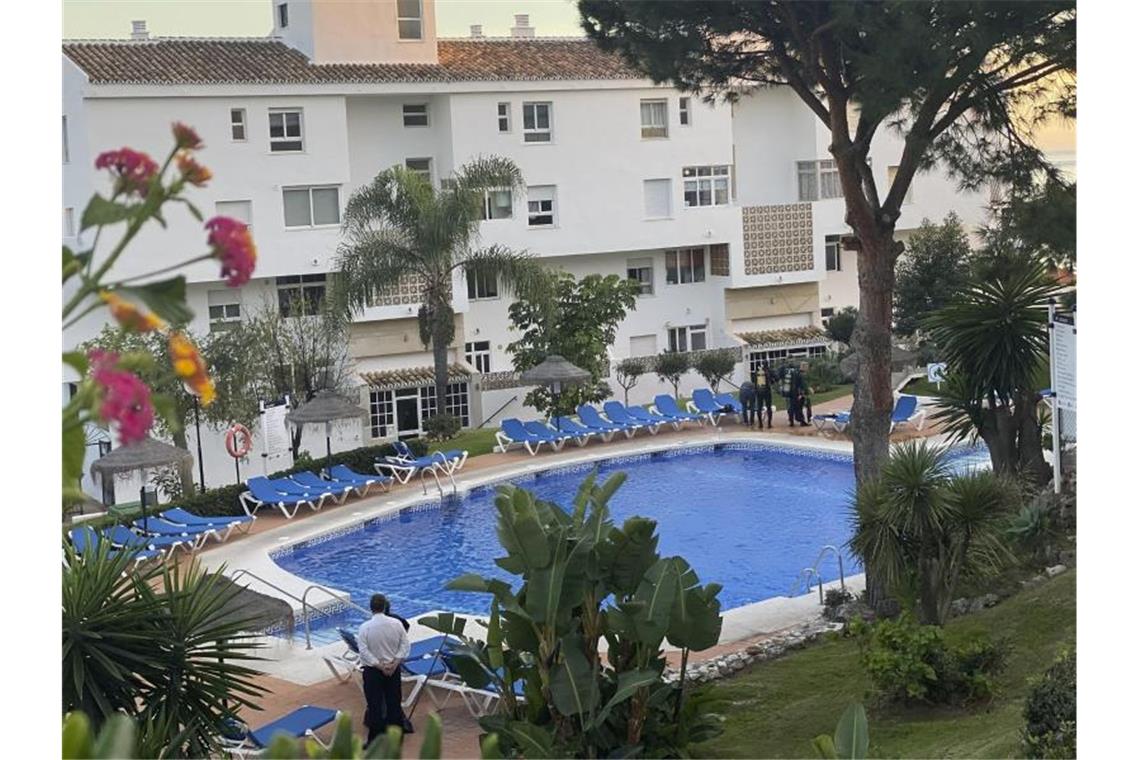 Zivilschutztaucher in der Ferienanlage Club La Costa World in der Nähe von Malaga: Hier waren drei Mitglieder einer Familie ertrunken. Foto: Uncredited/AP/dpa