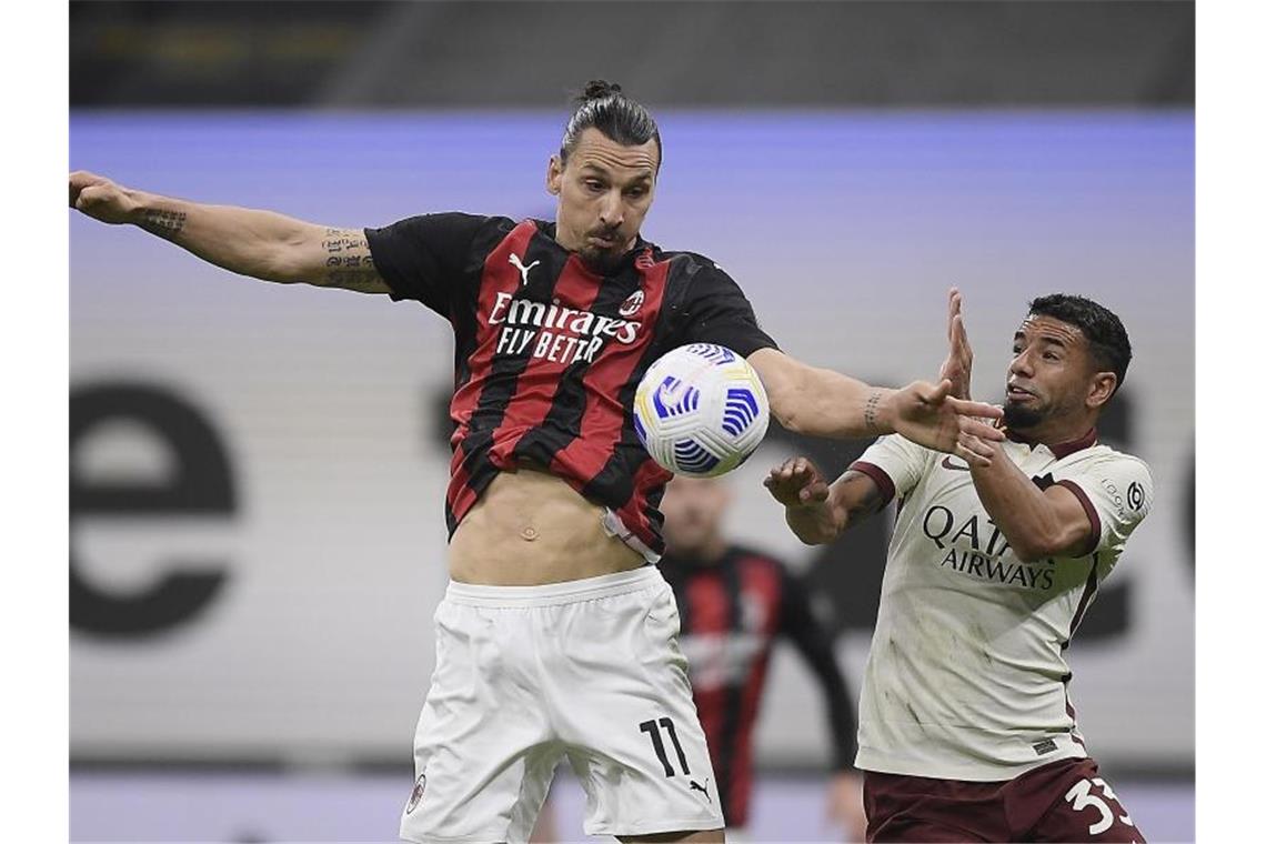 Zlatan Ibrahimovic (l) vom AC Mailand und Bruno Peres vom AS Rom kämpfen um den Ball. Foto: Fabio Ferrari/LaPresse/AP/dpa