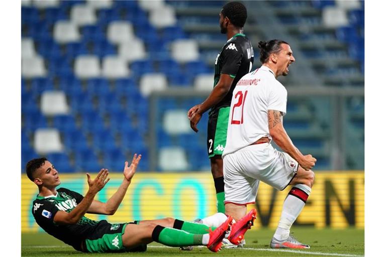 Zlatan Ibrahimovic (M) vom AC Mailand jubelt über sein Tor gegen Sassuolo Calcio. Foto: Spada/Lapresse/Lapresse via ZUMA Press/dpa