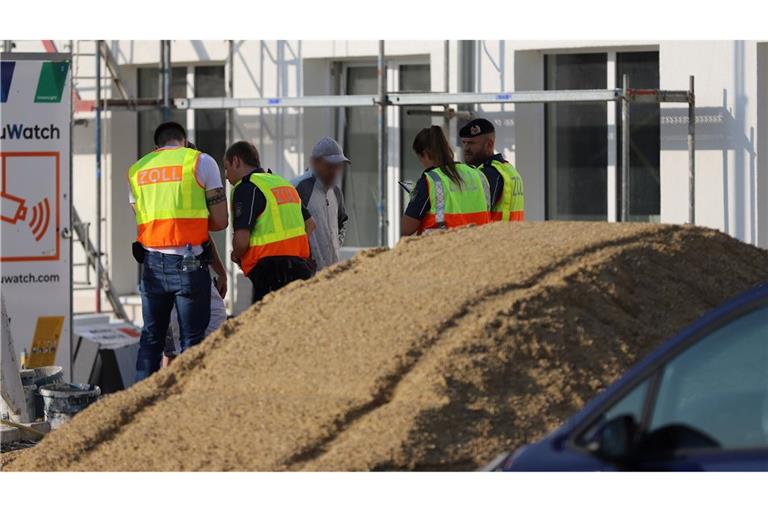 Zöllner bei der Schwarzarbeit-Kontrolle auf der Bornheimer Baustelle.