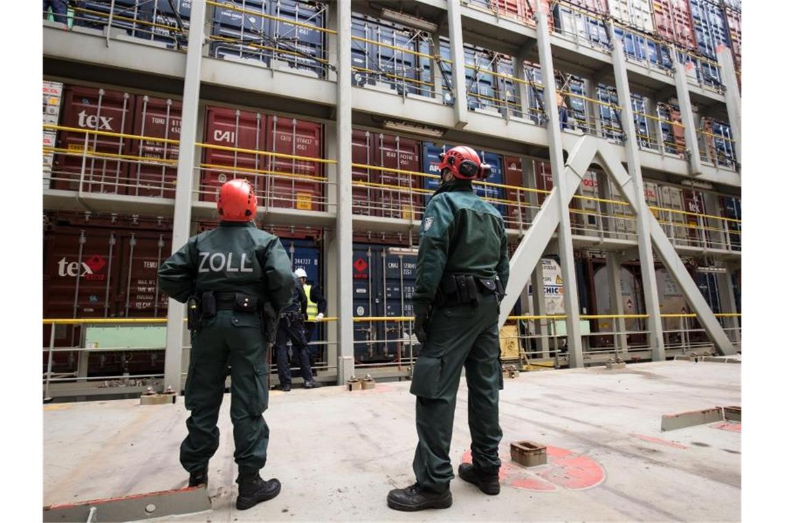 Zöllner der Kontrollgruppe Köhlbrand stehen im Hafen bei einer Überprüfung auf dem Containerdeck eines Containerschiffes. Polizei und Zoll haben in einem Container rund 1,8 Tonnen Kokain entdeckt. (Symbolbildd). Foto: Christian Charisius/dpa