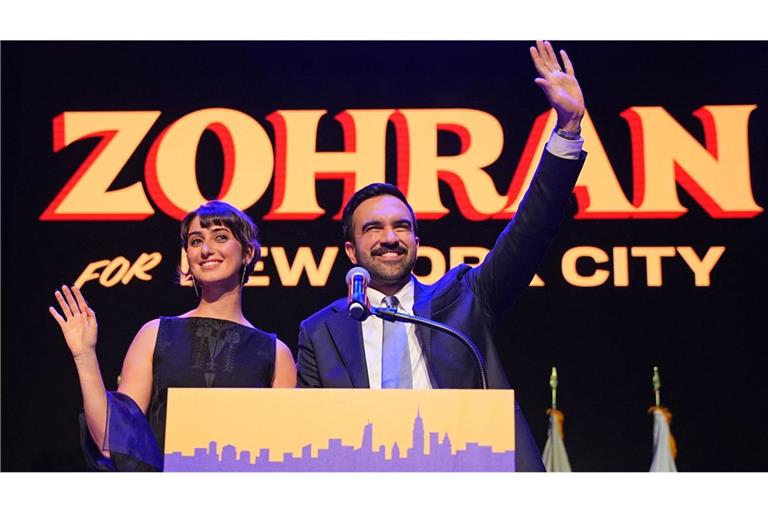 Zohran Mamdani und seine Frau Rama Duwaji wurden am Dienstagabend im Brooklyn Paramount Theater begeistert gefeiert.