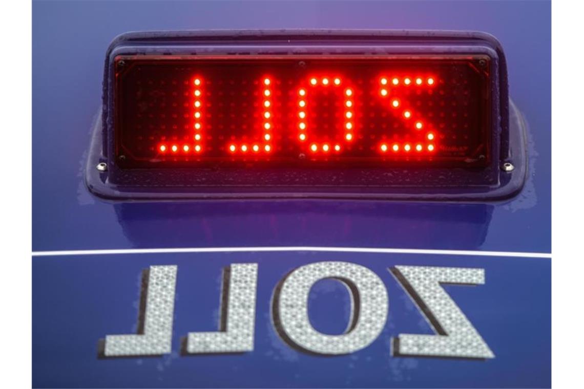 Doppelte Decke: Zoll findet 670.000 gefälschte Zigaretten „Zoll“ erscheint spiegelverkehrt auf dem Einsatzfahrzeug. Foto: Andreas Arnold/dpa