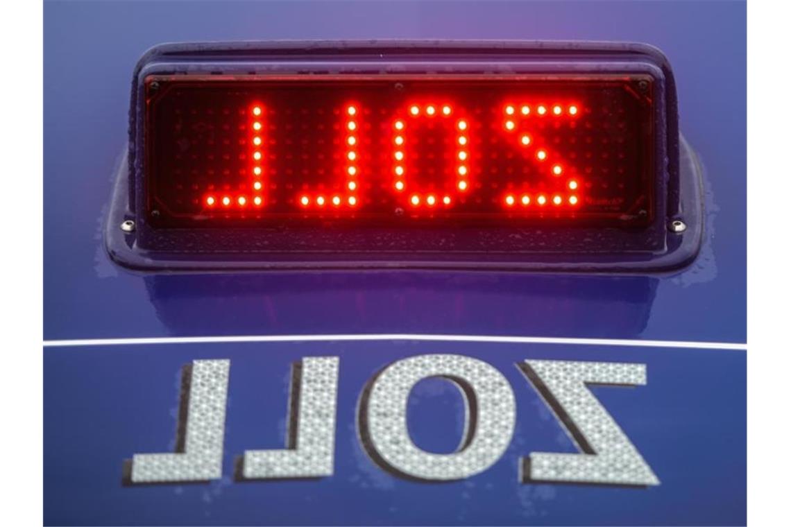 Drogenschmuggler flüchtet vor Zoll: Zwei verletzte Beamte