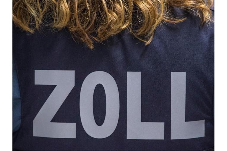 „Zoll“ steht auf der ballistischen Schutzweste einer Zöllnerin. Foto: Boris Roessler/dpa/Archivbild