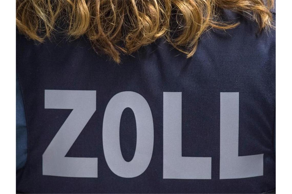 „Zoll“ steht auf der ballistischen Schutzweste einer Zöllnerin. Foto: Boris Roessler/dpa