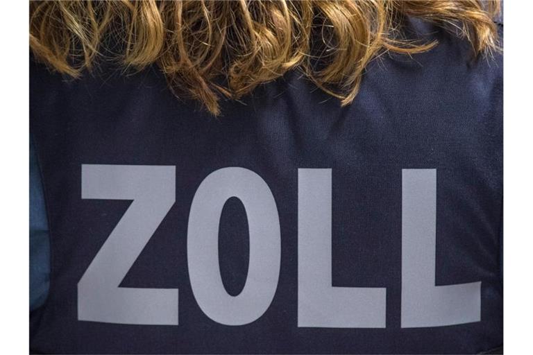 „Zoll“ steht auf der ballistischen Schutzweste einer Zöllnerin. Foto: Boris Roessler/dpa