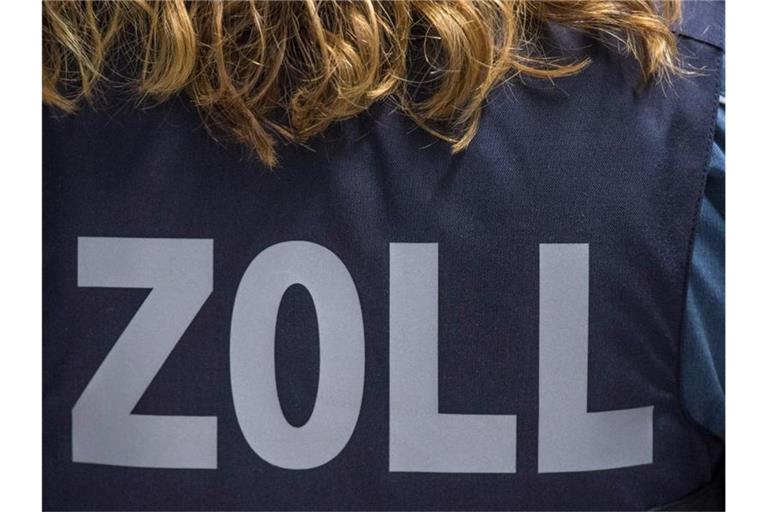 „Zoll“ steht auf der ballistischen Schutzweste einer Zöllnerin. Foto: Boris Roessler/dpa