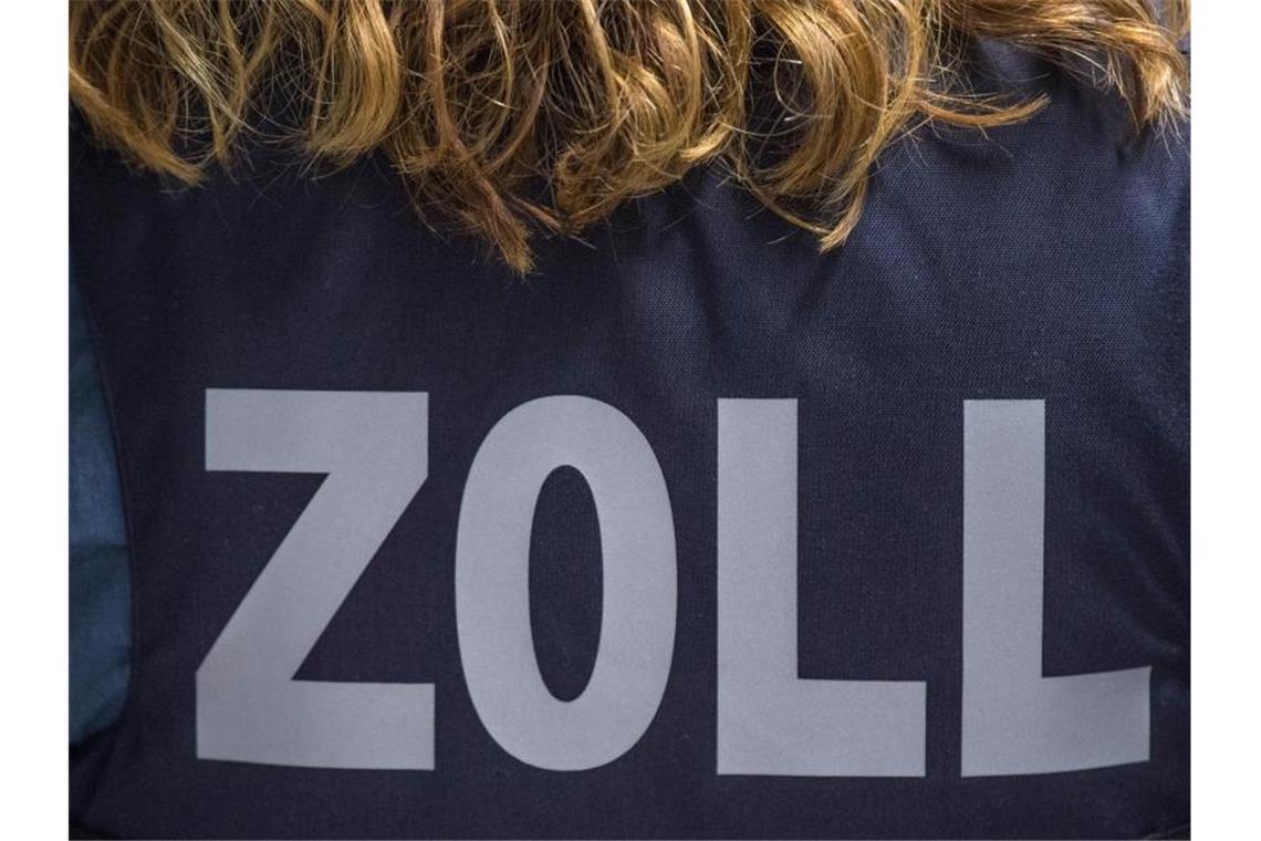 „Zoll“ steht auf der Schutzweste einer Zöllnerin. Foto: Boris Roessler/dpa/Archivbild