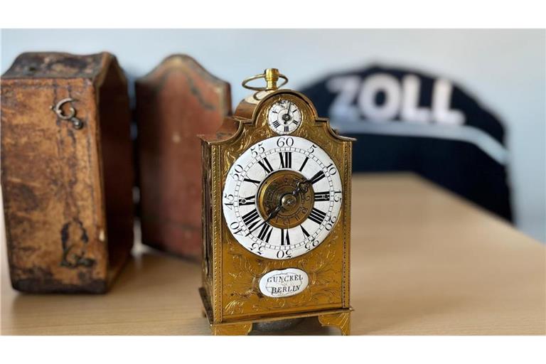 Zollbeamte entdeckten eine teure, antike Uhr.