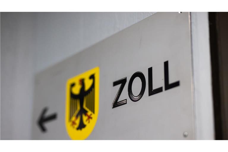 Zollbeamte erwischten zwei mutmaßliche Bargeld-Schmuggler. (Symbolbild)