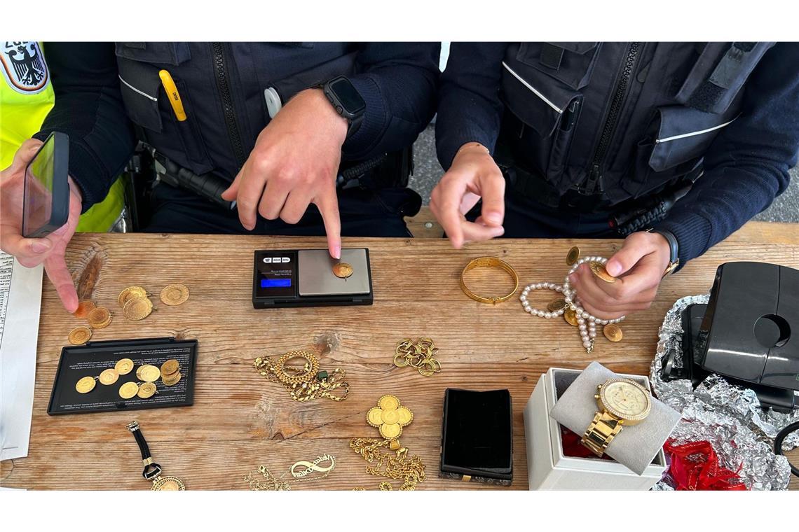 Zollbeamte haben den Ferien-Rückreiseverkehr von Ost nach West kontrolliert und dabei massenhaft unverzollten Goldschmuck entdeckt.