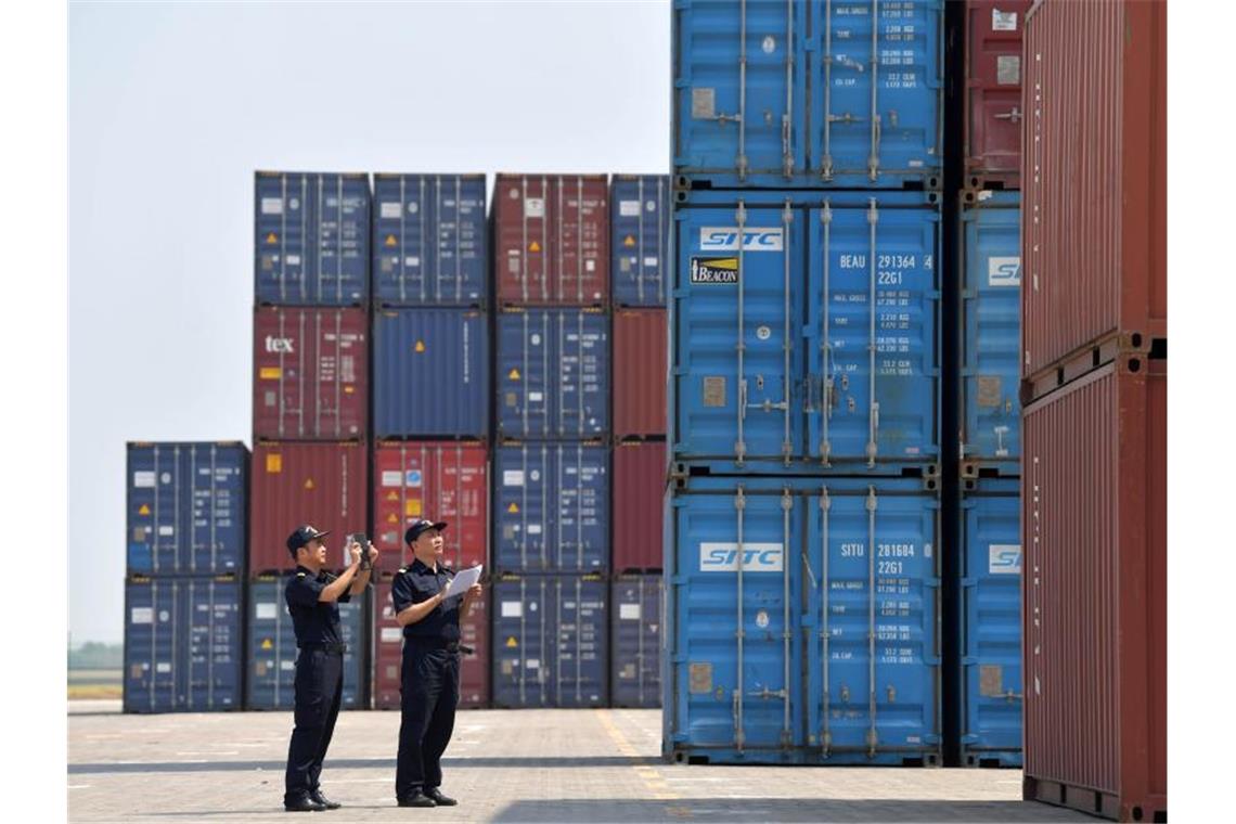 Zollbeamte inspizieren Container im Longtougang Port in Nanchang City. Foto: Peng Zhaozhi/XinHua