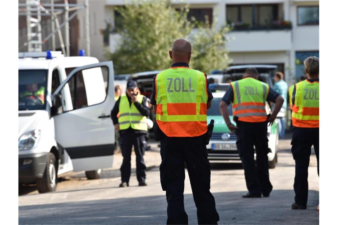 Razzia mit 1900 Beamten gegen Menschenhandel und Ausbeutung Zollbeamte vor einer Baustelle im Stadtteil Strahlau: Wegen des Verdachts auf Menschenhandel wurden mehr als 100 Wohnungen und Geschäfte in Berlin durchsucht. Foto: Paul Zinken