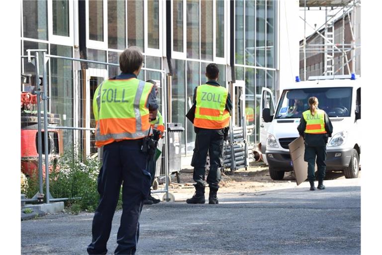 Zollbeamte vor einer Baustelle in Berlin. Foto: Paul Zinken