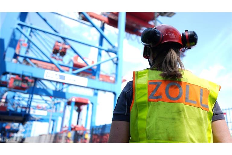 Zollkontrolle: Schwarzarbeit und Einnahmen aus illegalen Kanälen nehmen zu. (Archivbild)