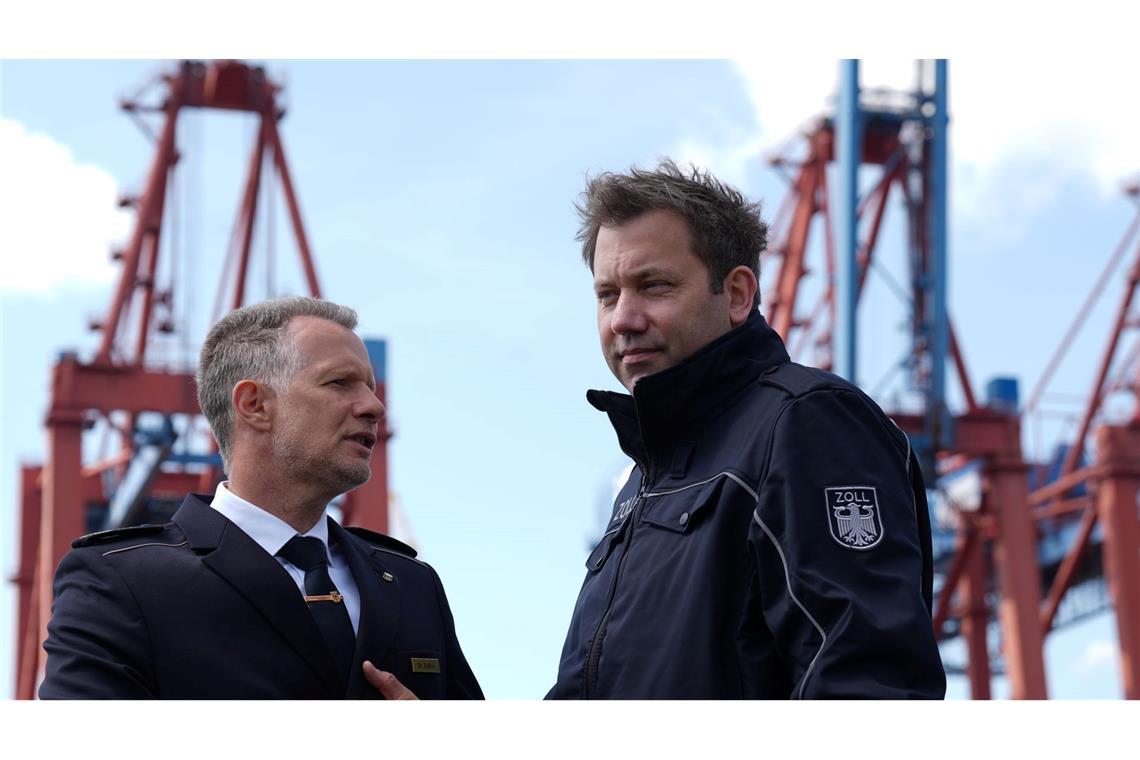 Zoll-Bilanz 2024: mehr Pakete, Marihuana und Kriegswaffen Zollpräsident Rolfink und Finanzminister Klingbeil (r) sind auf einem Schiff durch den Hamburger Hafen gefahren.