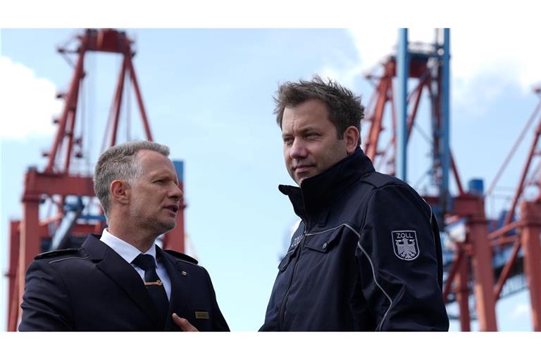 Zollpräsident Rolfink und Finanzminister Klingbeil (r) sind auf einem Schiff durch den Hamburger Hafen gefahren.